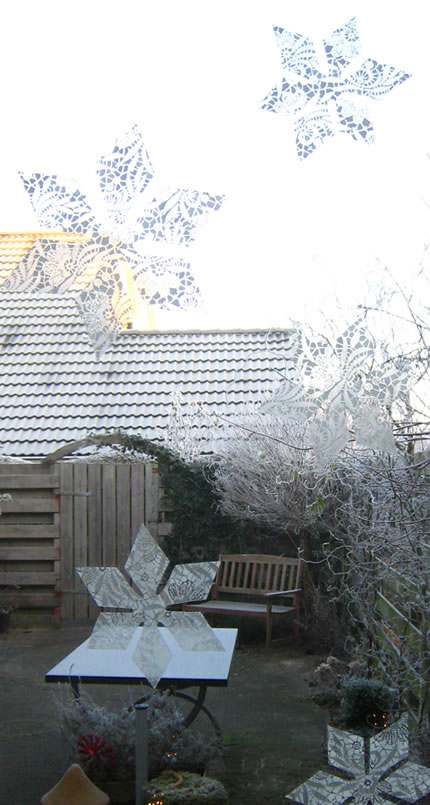 voorbeeld winterse raamdecoratie: sneeuw van plakplastic
