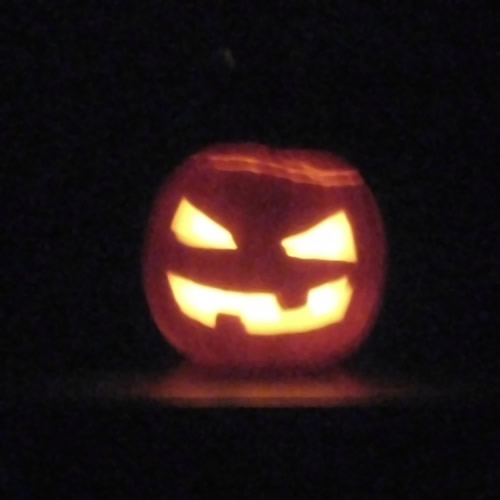 halloween pompoen: in het donker ziet-ie er zo uit