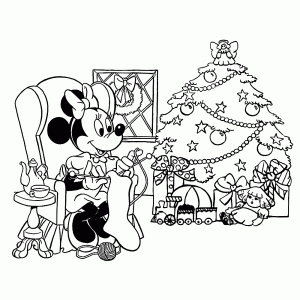 Minnie bij de versierde kerstboom